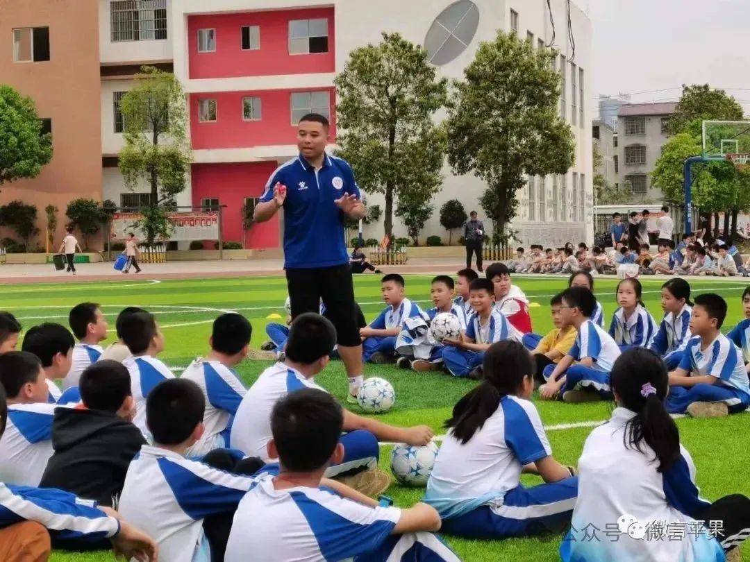 小学体育小足球动作要领_小学生足球训练课程_小学生足球技巧体育项目